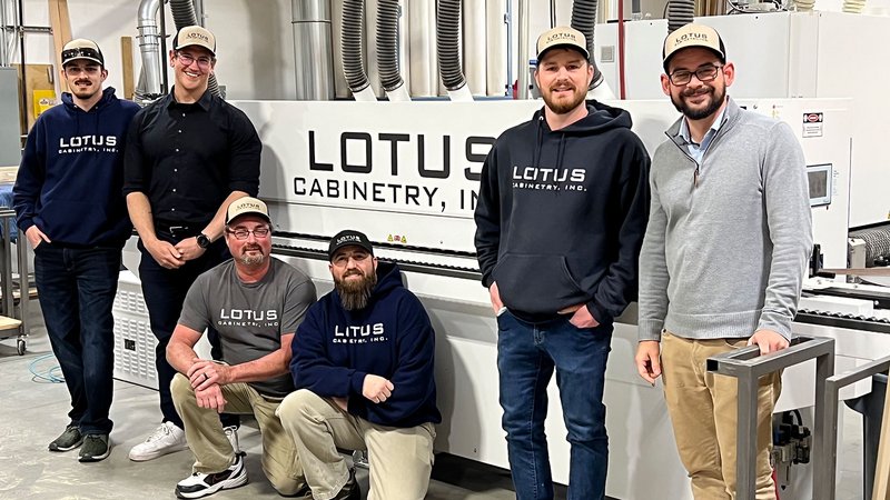 Members of the Lotus team and our consultants Martin Kintscher (on the right) and René Hanuscheck (second from left) in the production area. The family business will switch to a dowel construction and corpus press in the future.