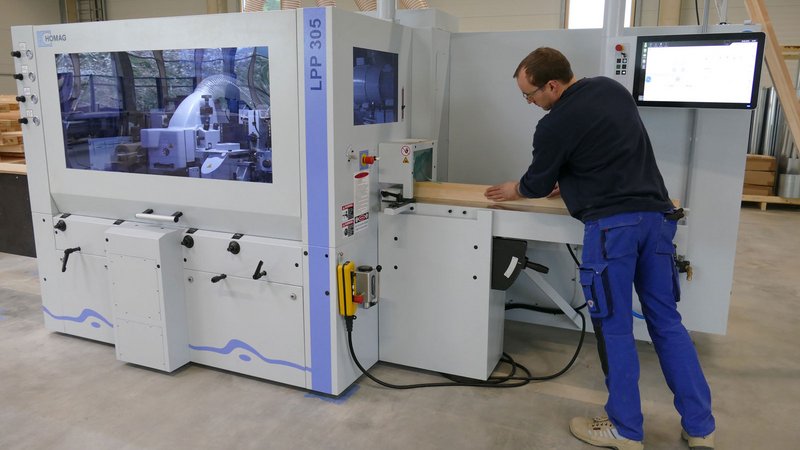 Carsten Rosner operates the planing machine for the very first time. 