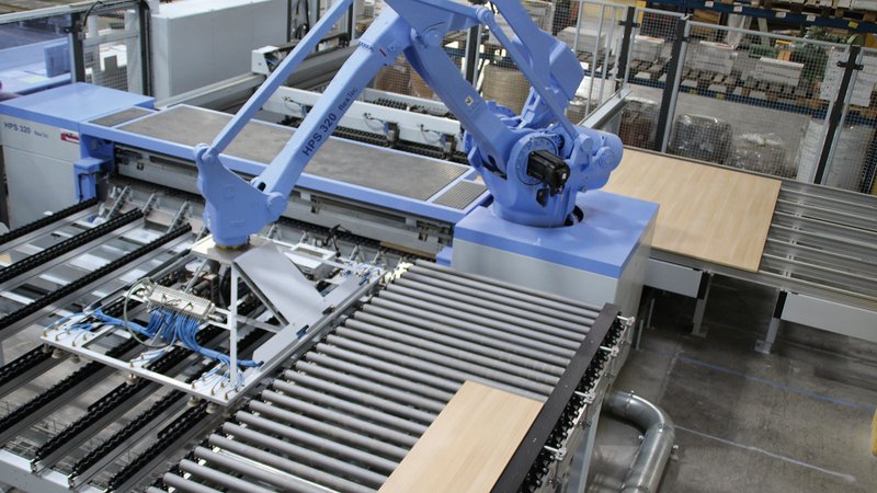 利用配有机器人搬运系统的裁板锯SAWTEQ B-320 (HPS 320) 在 Goldbach Kirchner 公司的新式单件批量设备中进行裁切。该设备单元能全自动处理生产控制系统提供的排料图。