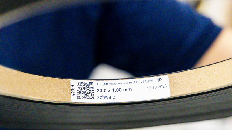 The first time you store an edge roll in the rack, it is given its own individual label. Each label contains the relevant ID, the edge code and the dimensions of the edgeband.