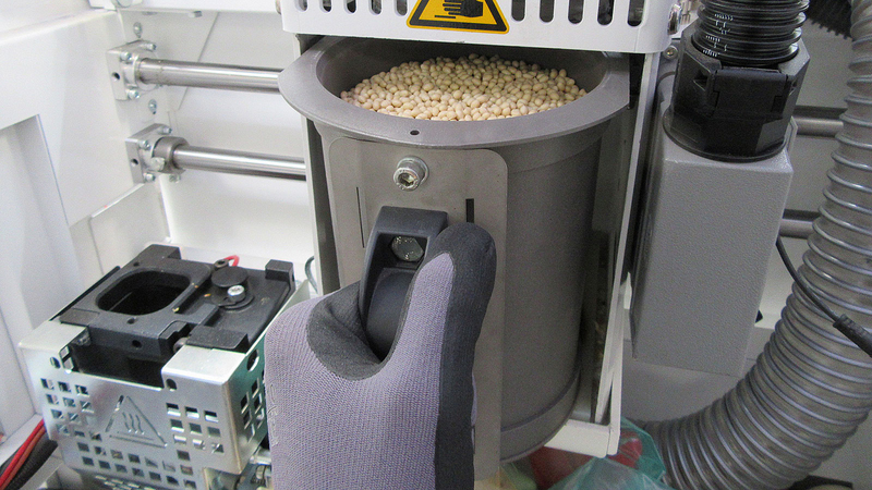 Simple removal of the EVA interchangeable container from the melting unit