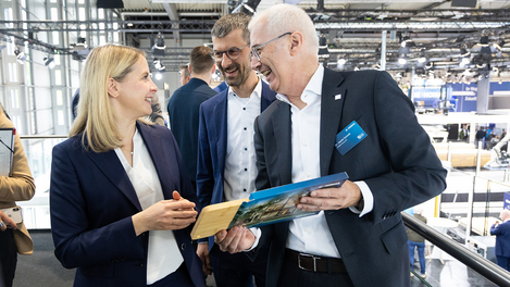 Bundesbauministerin Verena Hubertz (SPD) im Gespräch mit HOMAG CEO Dr. Daniel Schmitt (rechts) und Darko Zimbakov (Mitte) dem Verantwortlichen der Massivholzsparte bei HOMAG
