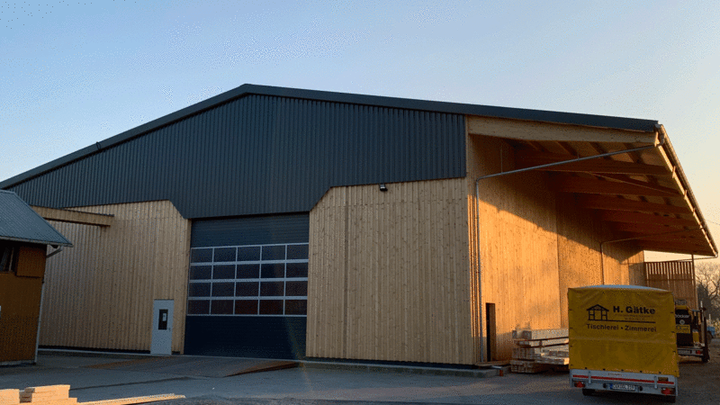 With 1,100 m² the production hall houses the complete timber construction.