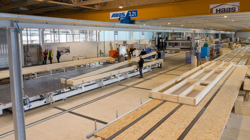 The beams of the ceiling construction can be positioned precisely using the roof clamps of the BUILDTEQ table.