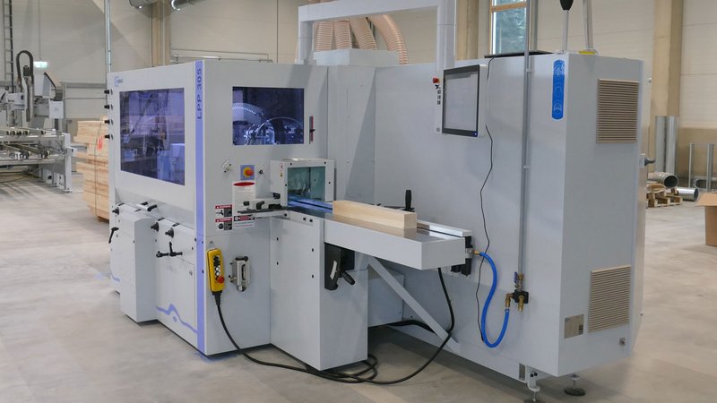 Eine Hobelmaschine MOULDTEQ M-300 Serie versorgt bei Nestle Fenster künftig zwei CNC-Bearbeitungszentren CENTATEQ S-800 powerProfiler mit gehobeltem Fensterkanteln.