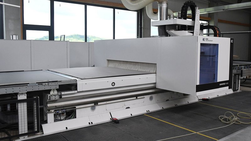 Die 5-Achs-Nestingmaschine „CENTATEQ N-600“, ausgelegt für das verschnittoptimierte Aufteilen und Bearbeiten plattenförmiger Werkstoffe, ermöglicht Oberhaizinger die Fertigbearbeitung von Bauteilen auf einer Maschine 