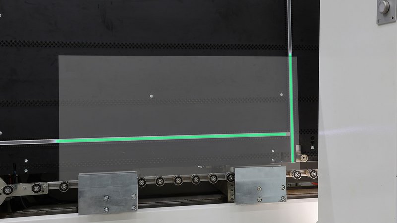 Optisches LED-Assistenzsystem intelliGuide zeigt die Werkstückgrößen an und auch die richtige Positionierung zum Einlegen in die Maschine.
