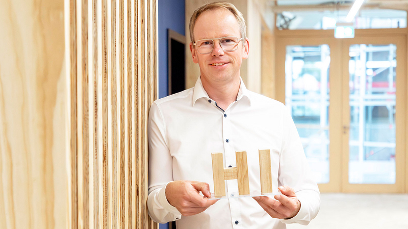 Until now, a furniture producer had to enter and maintain the same data several times in the sales, design and work preparation stages. With HOMAG INTELLIGENCE, everything is maintained centrally. This saves time and reduces the number of errors.