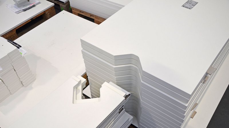 Erfi 总部中的标准：桌腿（铝型材）需要完全封边的复杂铣槽。