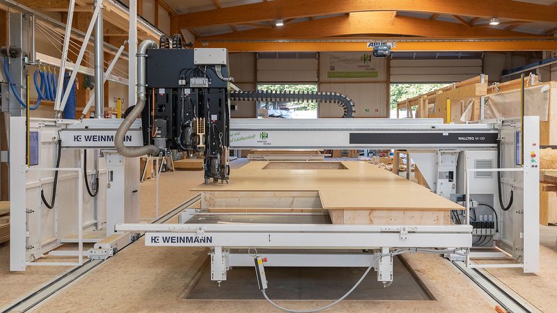 Hamacher GmbH has a production line with a WEINMANN WALLTEQ M-120 and a WEINMANN BUILDTEQ A-500. The automated sheathing of the WALLTEQ M-120 saves time and makes life easier for employees.