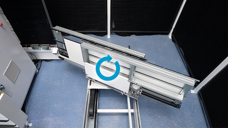 Zur Bearbeitung der 6. Seite werden die Werkstücke jetzt automatisch, ohne zusätzlichen manuellen Eingriff erneut in die Maschine eingefördert. Eine vollautomatisierte Lösung für eine vollumfängliche Bearbeitung.  