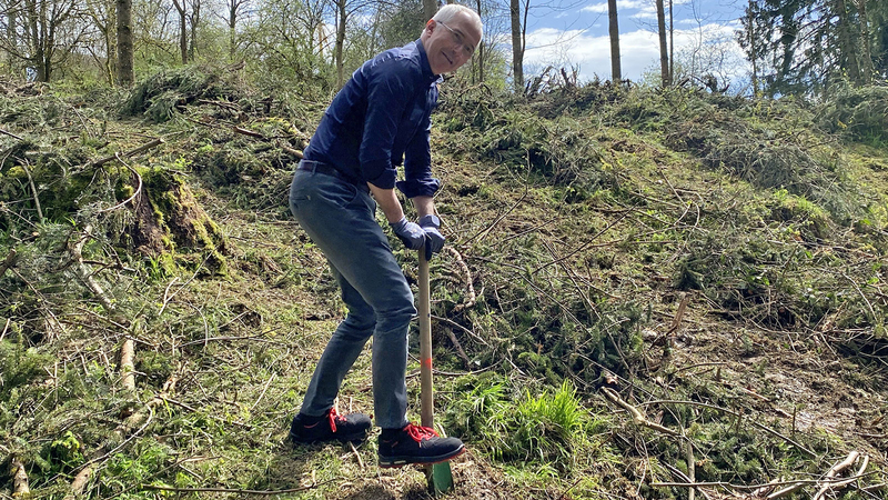 Dr. Daniel Schmitt, Vorstandsvorsitzender der HOMAG Group AG, legt selbst Hand an und unterstützt die Jugendfeuerwehr Schopfloch beim Einpflanzen der Bäume.