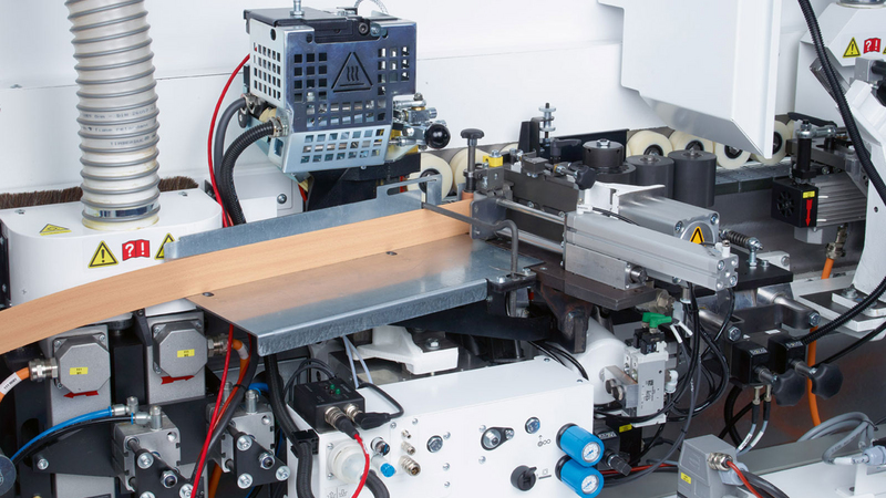 EDGETEQ S-200 gluing unit QA65N: Industry standard in the entry-level segment: Simple, fast and safe removal of the application unit and magazine height adjustment for different edge protrusions. The servo edge feed increases precision and durability.