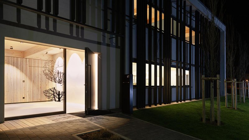 Nicht nur die Fassade dieses Gebäudes der Schurig GmbH ist modern. Der Innenausbauspezialist setzt auf eine immer besser vernetzte Fertigung, um Kunden auf wirtschaftlich attraktive Raumlösungen anbieten zu können.