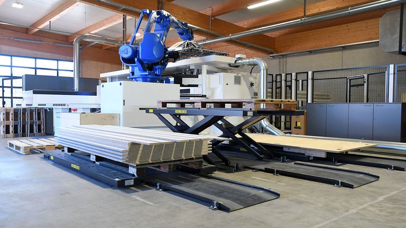Destacking with three scissor lift tables with the SAWTEQ B-300 flexTec robot saw