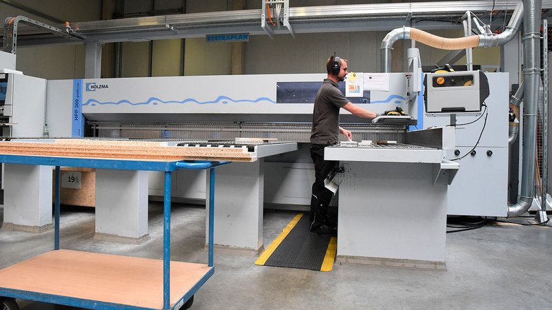 For special cuts, the robot saws are set aside for a semi-automatic panel dividing saw, e.g. a SAWTEQ B-300 (previously: HPP 300 ProfiLine).