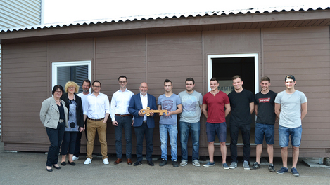 WEINMANN schenkt dem Upfinger Bauwagen-Verein ein Holzhaus