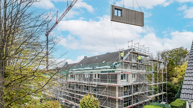 Die serielle Sanierung mit Holrahmenelementen bietet große Vorteile wie beispielsweise die deutlich verbesserte Energieeffizienz sowie die ansprechende Optik. Copyright: Jannis Wiebusch