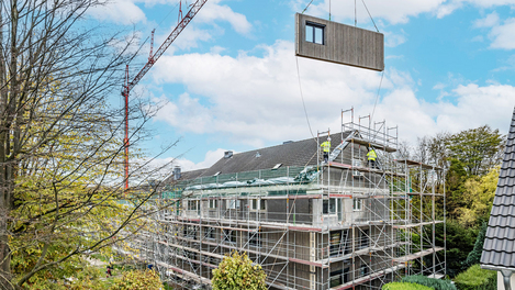 Serial renovation with timber frame elements offers great advantages, such as significantly improved energy efficiency as well as an attractive appearance. Copyright: Jannis Wiebusch