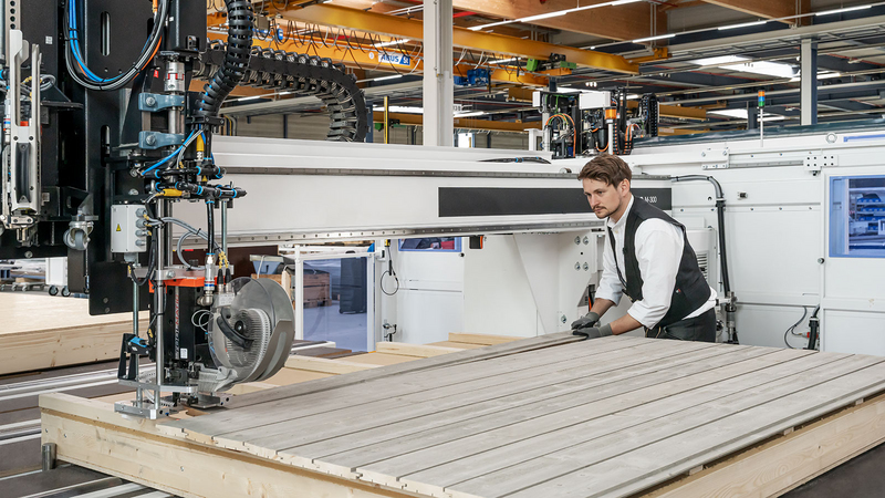 Halbautomatisches Befestigen von Fassadenbrettern mit dem Fassadenschuh 