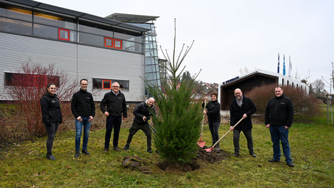 Nachhaltigkeit spielt eine wichtige Rolle, deshalb wurde beim Spatenstich ein neuer Baum gepflanzt.