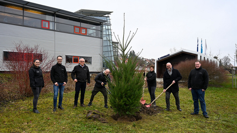 Nachhaltigkeit spielt eine wichtige Rolle, deshalb wurde beim Spatenstich ein neuer Baum gepflanzt.