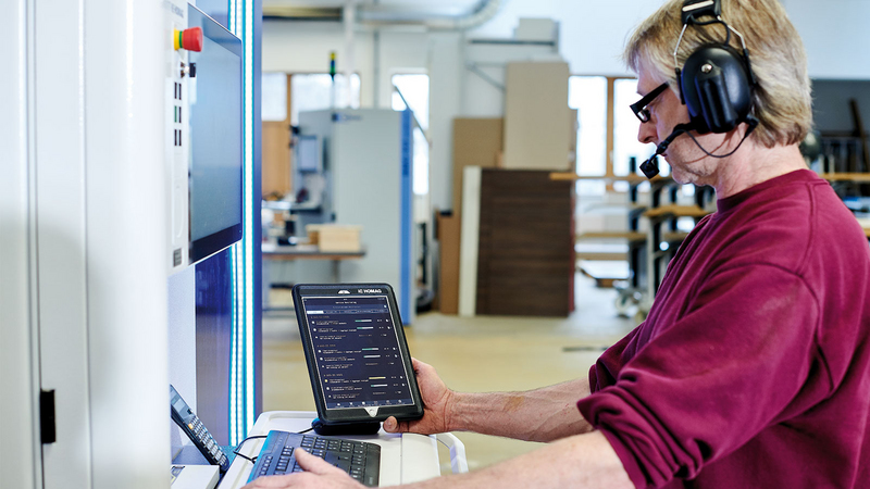 The ServiceBoard App, which allows the machine operator to share the current situation with HOMAG wirelessly via live video diagnostics. This makes it possible for the HOMAG specialist to identify possible errors quickly and often fix them immediately.