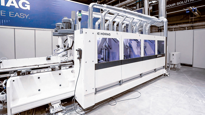 Designed for high-capacity production, HOMAG Double-end tenoner TENONTEQ D-500 is equipped with joining and groove trimming units, as well as the inserter, a unit which inserts the plastic springs of the click system into the grooves. 