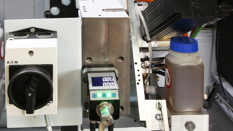 Manual adjustment of the units – with the aid of intelligent position indicators. 