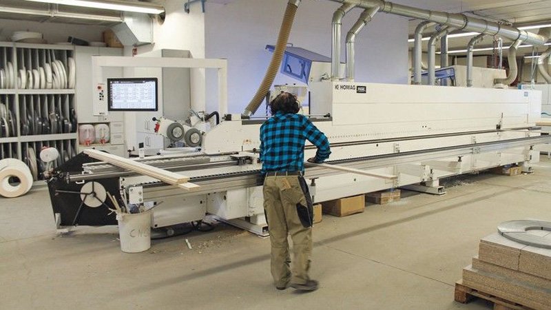 The new Edgeteq S-500 profiLine edge processing machine is prepared for all types of gluing.