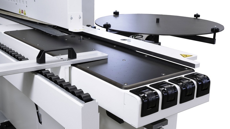 机床进料段上的人体工学气垫工作台 