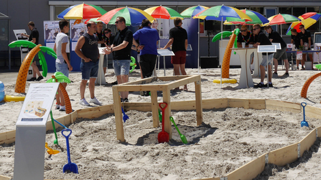 Strandatmosphäre und Berufsinformation: Viele Jugendliche informierten sich bei HOMAG in Holzbronn bei Calw über die unterschiedlichen Ausbildungsmöglichkeiten. Neben Betriebsrundgängen, Maschinenvorführungen und umfassender Berufsberatung gab es für die Besucher auch jede Menge erfrischende Abkühlungen.