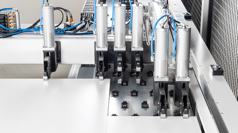 SAWTEQ S-100 mit weiterer, optionaler Spannzange und Power Concept Classic für maximale Flexibilität und Effizienz im Zuschnitt.