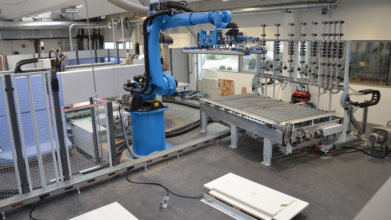 具有任意形状加工的裁片到达具有机器人搬运系统的 CNC 单元。