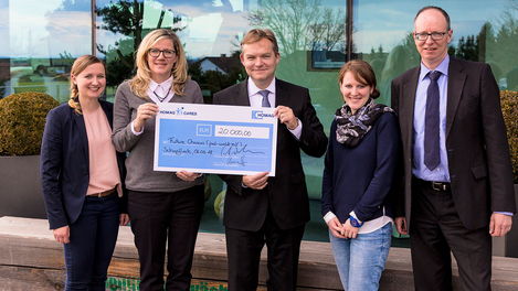 捐赠款项已在 2017 年 12 月交给 Future Chances. 中间：Petra Bernhardt (Future Chances 组织的项目总负责人) 与 Andreas Denker (HOMAG 全球销售和市场执行副总裁); 外侧，从左向右：Julia Weber（公共关系编辑）、Melissa Rupp（全球市场）、Ulrich Schmitz（HOMAG 总经理）