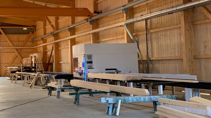 The whole beam processing is done automated with the WEINMANN carpentry machine BEAMTEQ B-540.