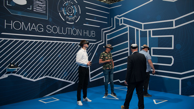 使用 VR 眼镜沉浸式体验虚拟生产世界