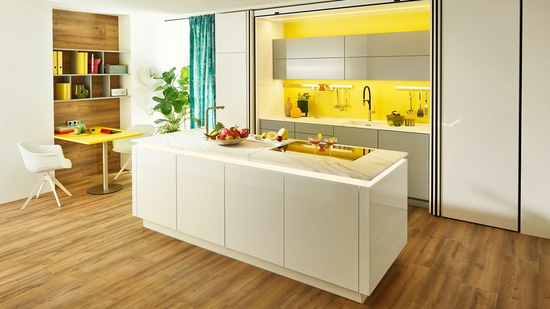 Foresto Color Kochen: Das Design steht bei dieser Küche klar im Vordergrund. Minimalistische Formen und klare Linien prägen den eleganten Stil der Produktreihe für eine offene Wohnsituation: kochen, essen und wohnen in einem Raum. 