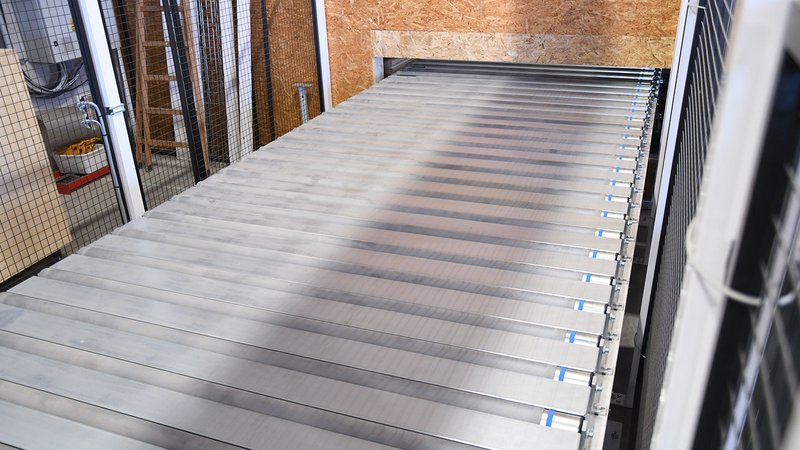 Special request for roller conveyor feed to avoid losing too much space in the storage system