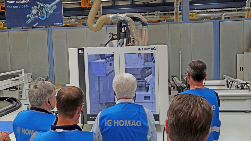Guests watch the live demonstration on the CENTATEQ P-510. Foto: Stephan Engert