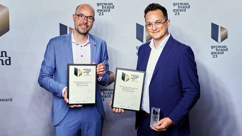 Ulf Horstmann, Product Marketing und Daniel Loddenkemper, Senior Manager Product Marketing, haben die Auszeichnungen in Berlin in Empfang genommen. Foto: German Brand Award