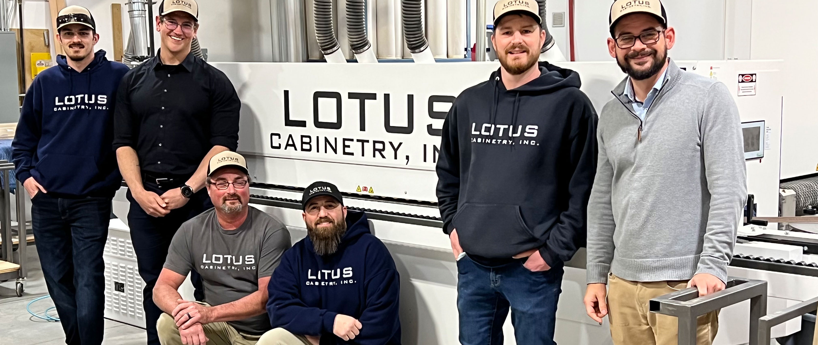Members of the Lotus team and our consultants Martin Kintscher (on the right) and René Hanuscheck (second from left) in the production area. The family business will switch to a dowel construction and corpus press in the future.