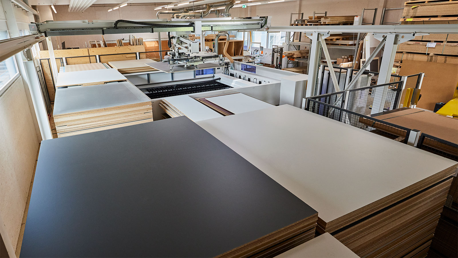 Sie haben die Wahl: Kombinieren Sie das STORETEQ P-300 mit ein oder mehreren Bearbeitungsmaschinen durch standardisierte Schnittstellen oder nutzen Sie es als reines Kommissionierlager