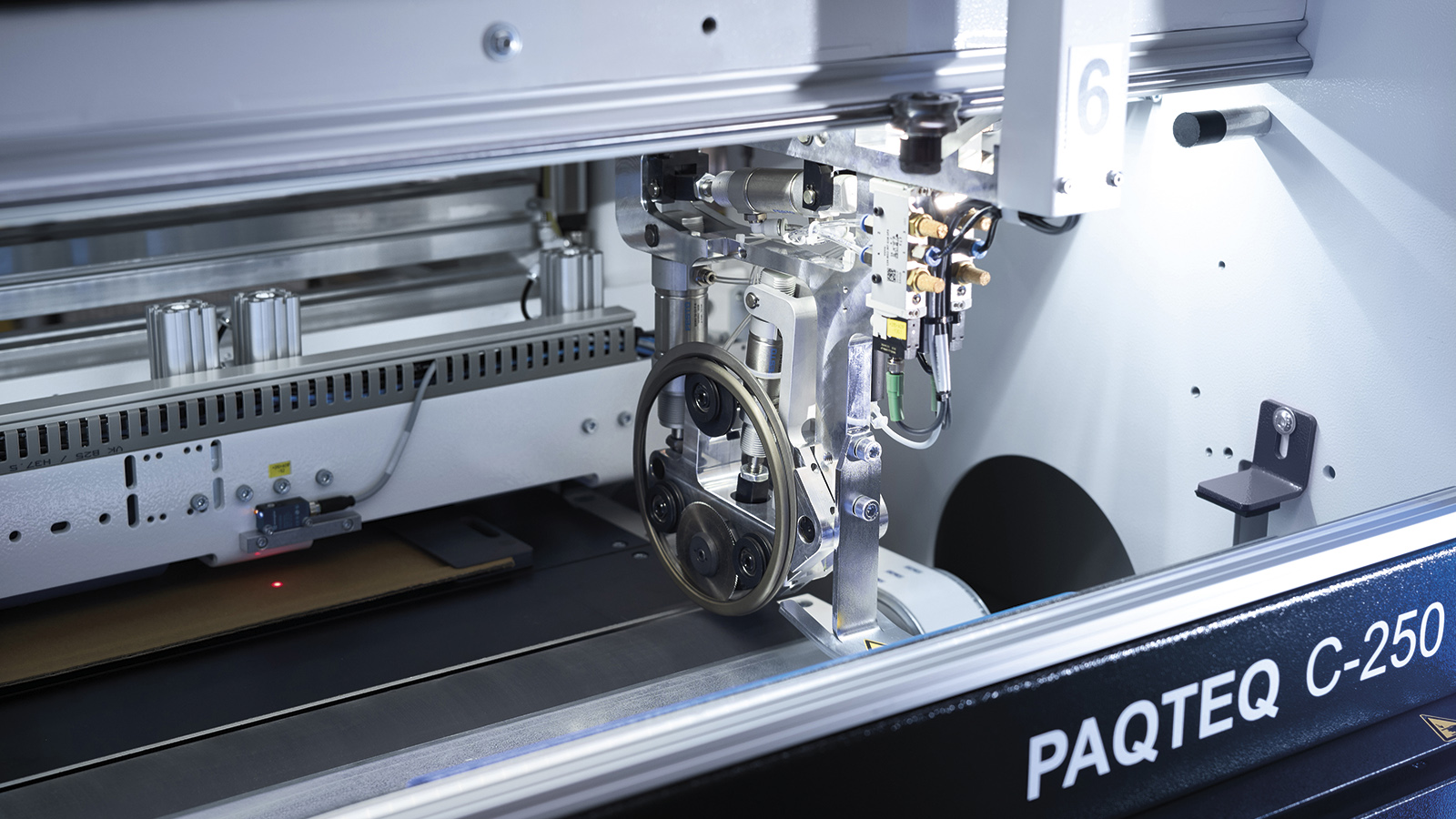The fully automatic moving cutting tools, which can be set up quickly, allow almost any cut to be produced.