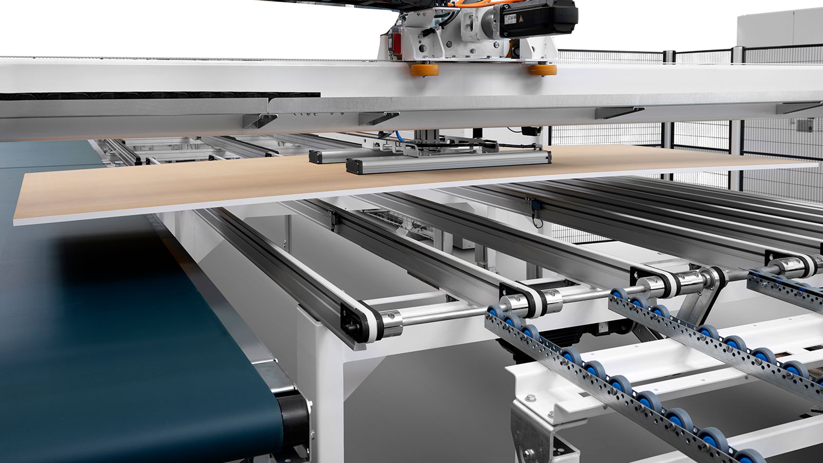 Ausgelegt für große Teile: Werkstücke von bis zu 3.100 x 1.300 mm können automatisch abgestapelt oder zurückgeführt werden.