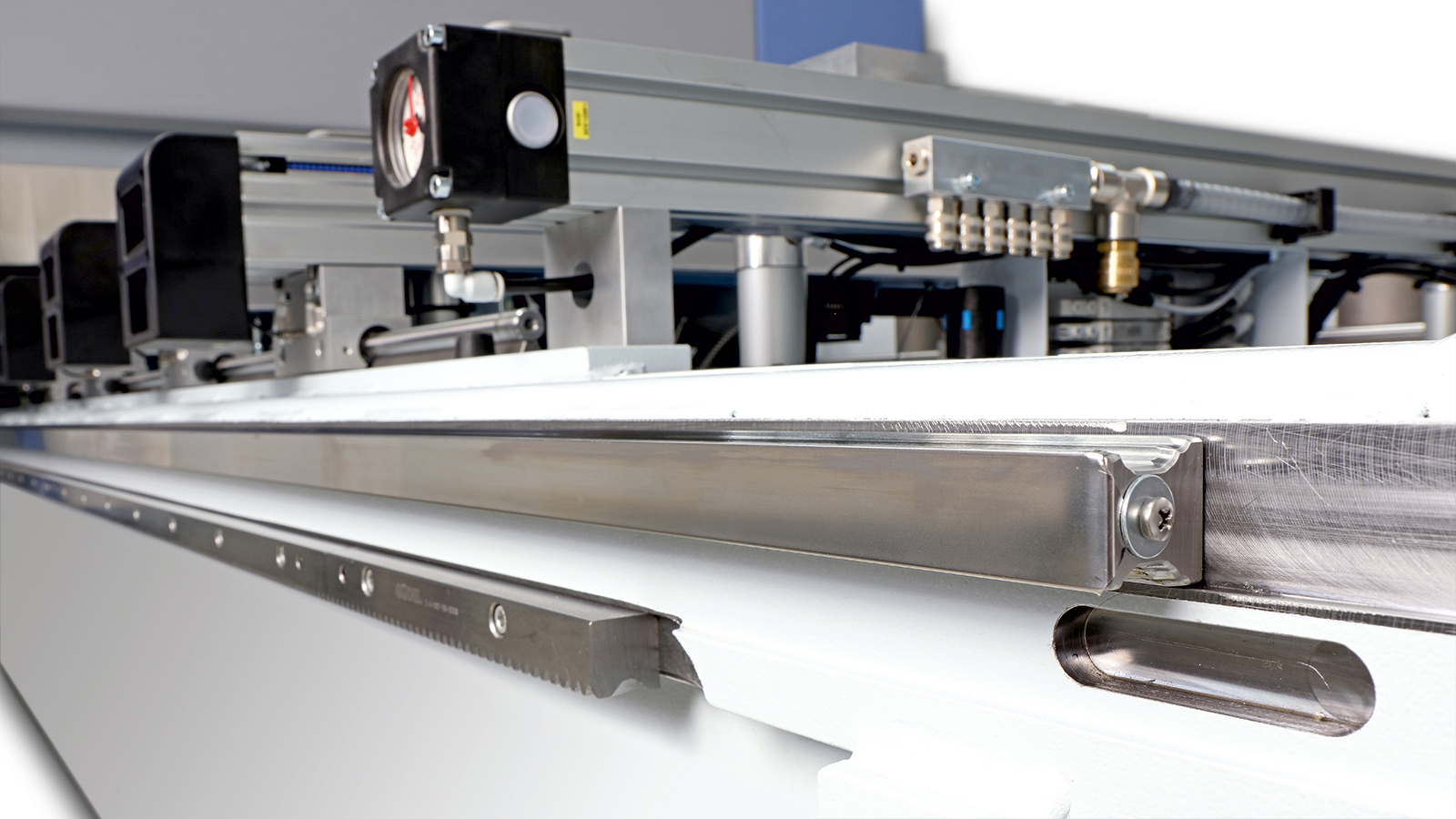 Linearführungssystem: Langlebig dank Abdeckung und Streifdichtungen. Hochwertiger Schutz vor Staub und Schmutz sorgt für nachhaltige Genauigkeit. 