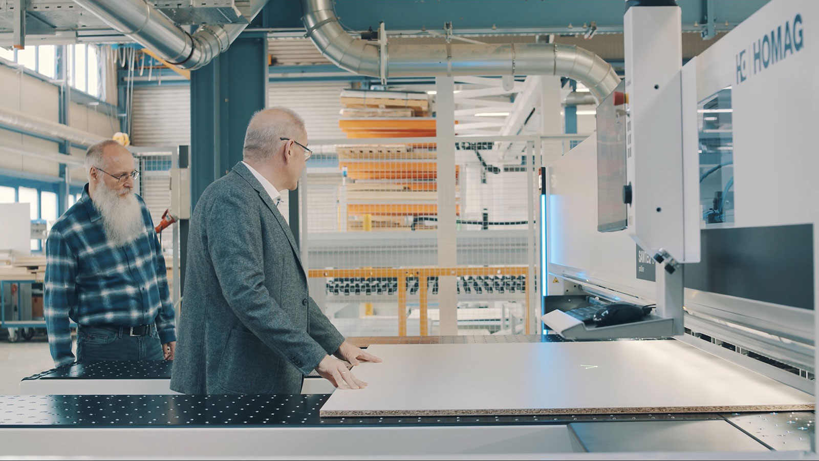 intelliGuide Premium leitet mit Laserprojektionen den Maschinenbediener durch den Zuschnitt